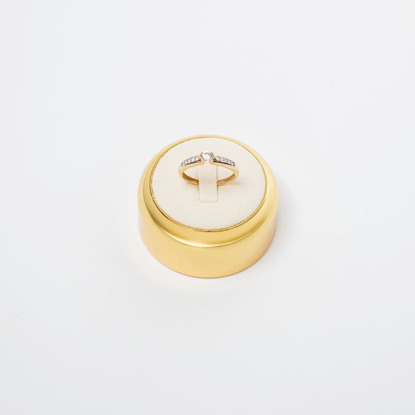 Engagement ring with stones on the sides of a central stone 18 K Gold