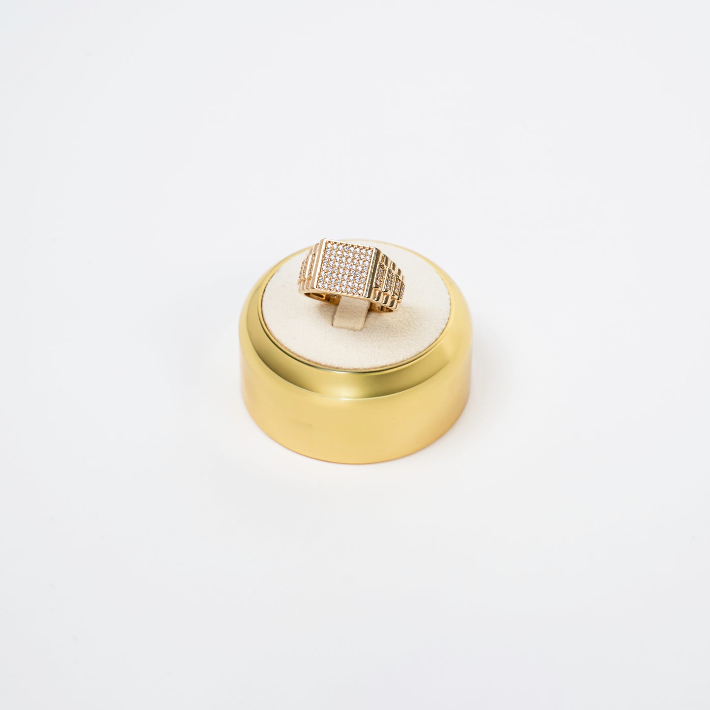 Ring with diamonds in the center 18 K Gold