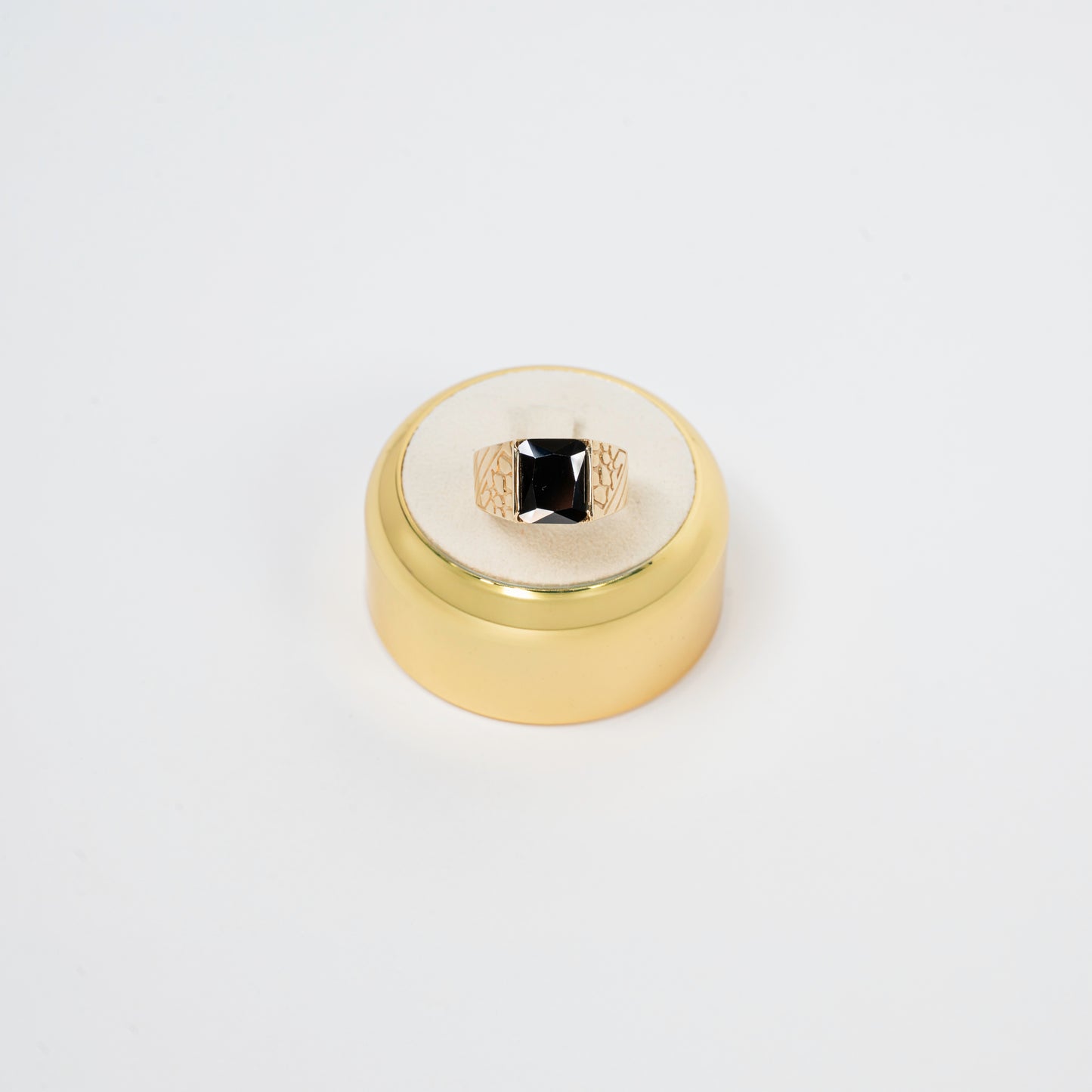 Ring with a black stone in the center 18K Gold